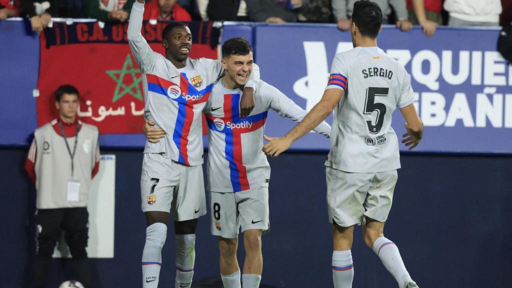Pedri, celebrando con Dembélé y Busquets su gol para el Barça