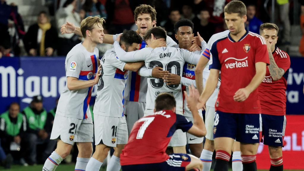 Piña de los jugadores del Barcelona para celebrar la victoria ante Osasuna