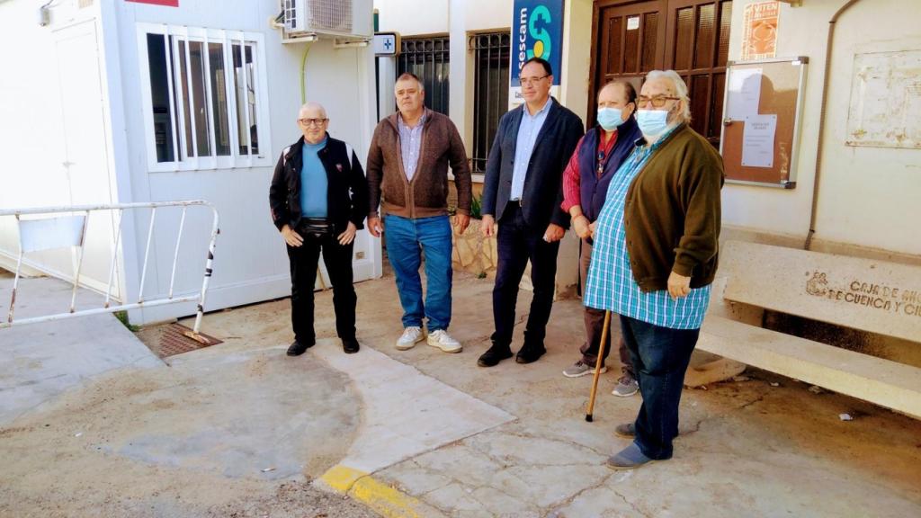 Vecinos y autoridades junto al barracón instalado en la entrada del centro de salud de Cañaveras.