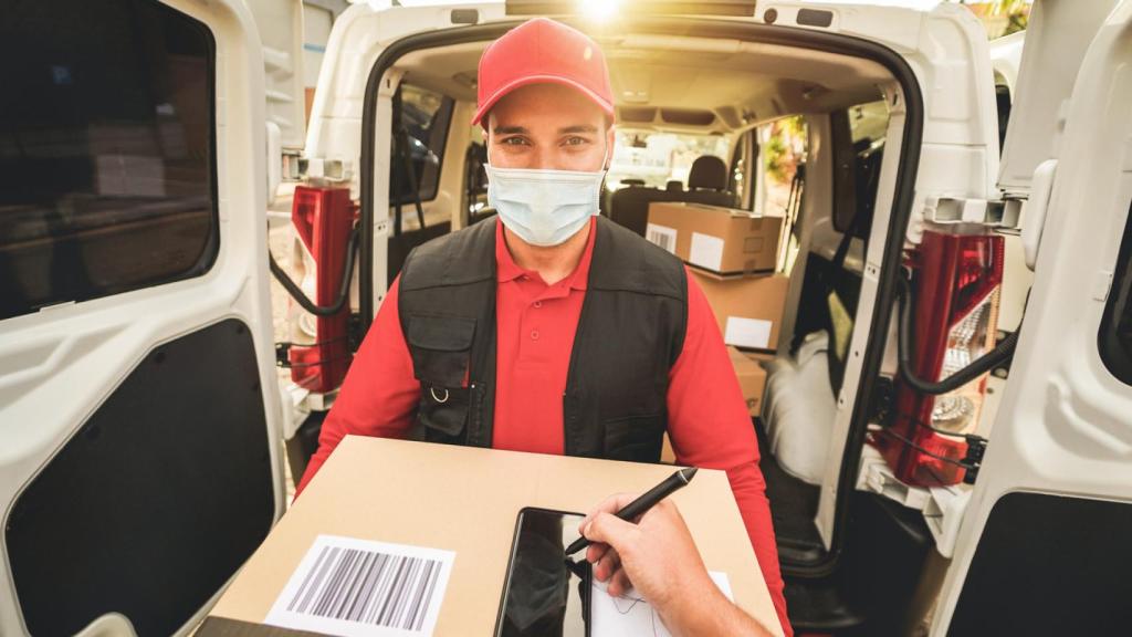 Un repartidor entregando un paquete.