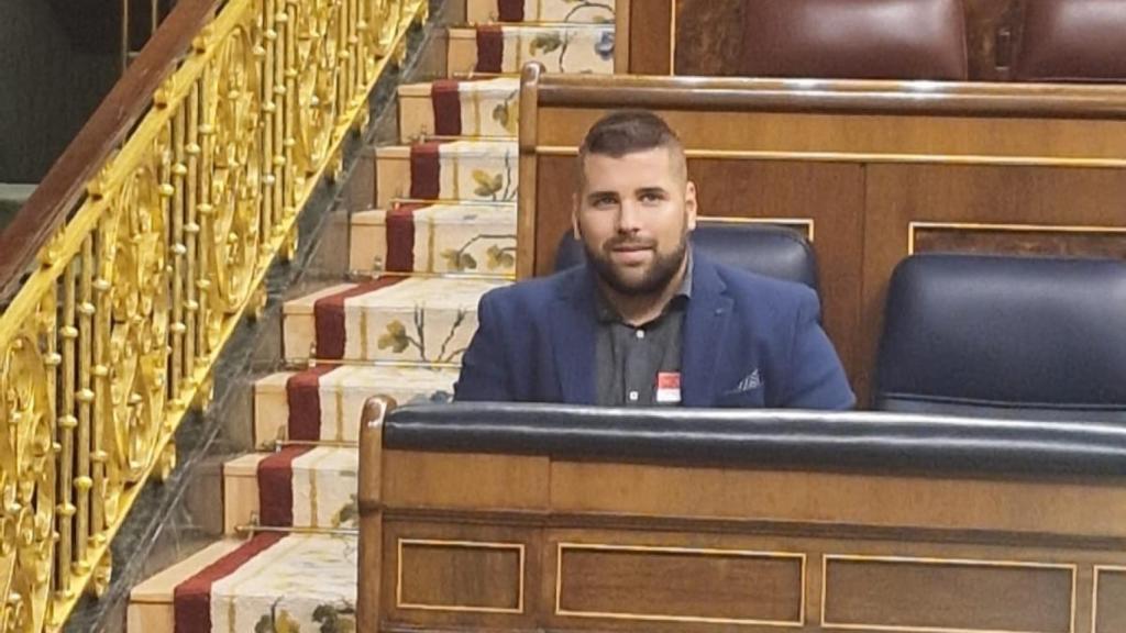 Rubén, el hermano de Sara Gómez, en septiembre, en el Congreso de los Diputados, tras la aprobación de la conocida 'ley Sara' para acabar con el intrusismo médico.