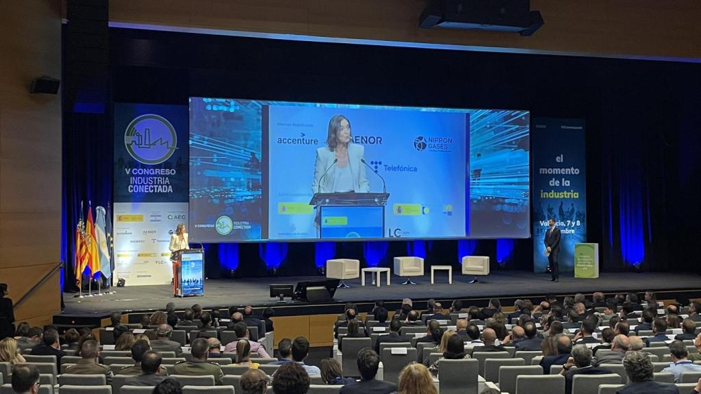 La ministra de Industria, Comercio y Turismo, Reyes Maroto, anuncia en el V Congreso de Industria Conectada 4.0 un Programa de Apoyo a los Digital Innovation Hubs (PADIH) dotado con 37,59 millones de euros.