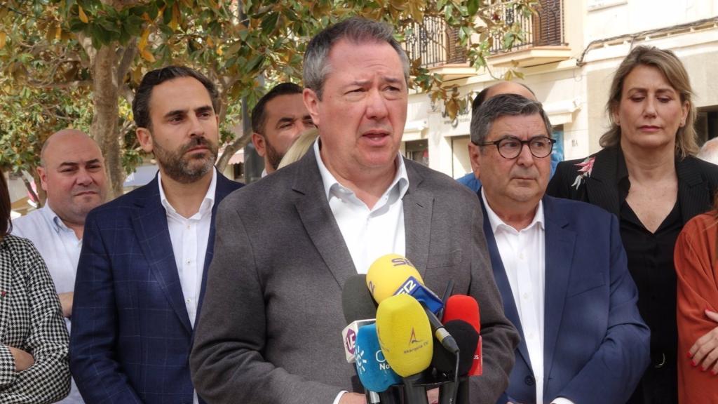 El secretario general del PSOE de Andalucía, Juan Espadas, en rueda de prensa en Vélez-Málaga.