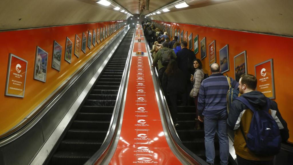 Usuarios del metro de Londres esta mañana con la decoración de la Costa del Sol.