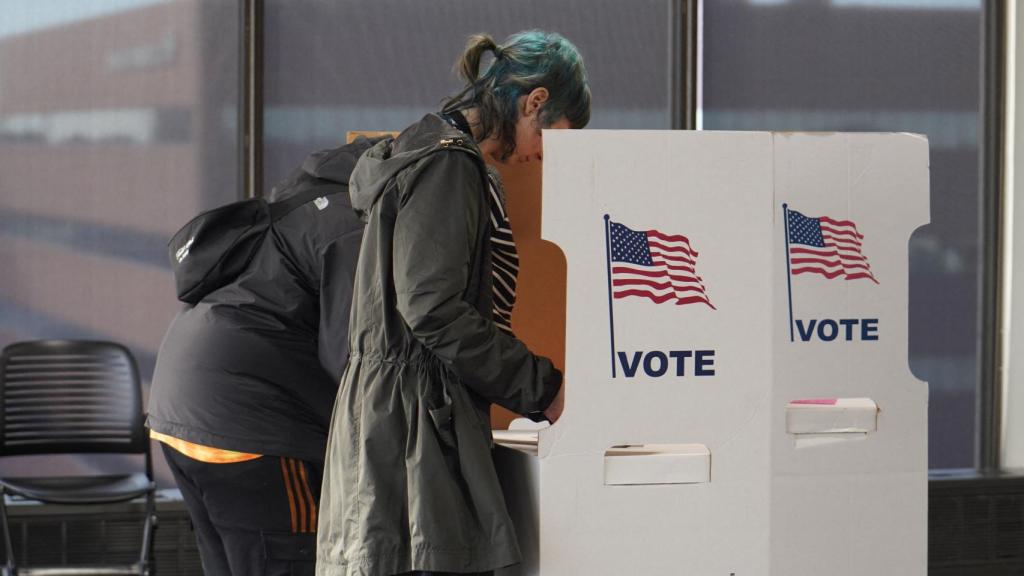 Una joven vota en las 'midterms' estadounidenses.