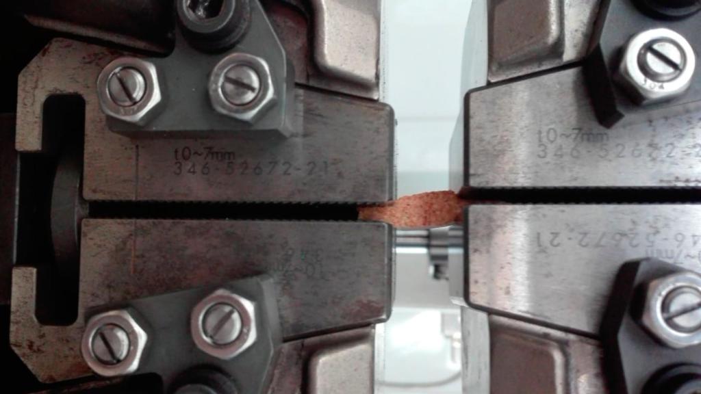 Un tapón de corcho durante un ensayo de torsión.