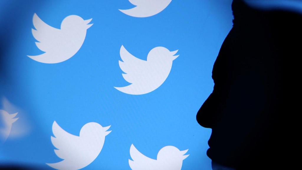 Ilustración con el logo de Twitter y la silueta de Elon Musk