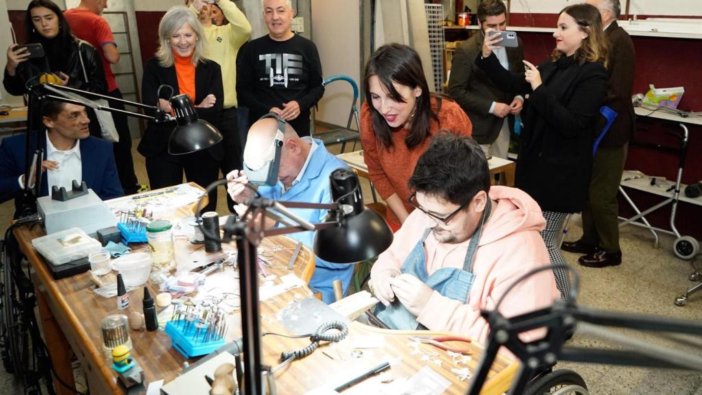 La conselleira de Promoción do Emprego, María Jesús Lorenzana,visita el Centro Especial de Empleo I-Lab.