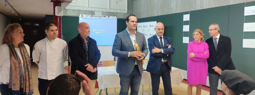 En la imagen, de izquierda a derecha Isabel Martín (coordinadora), Nicolás Zurdo (profesor), Pedro Luis García (del equipo docente), David Mingo (alcalde), Juan Carlos Sánchez (gerente del ECYL), Chabela de la Torre (concejala de Formación y Empleo) y José Luis García (director de la Escuela de Hostelería)