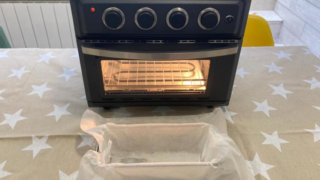 Precalentar el horno y, mientras, forrar el molde con papel cocina.