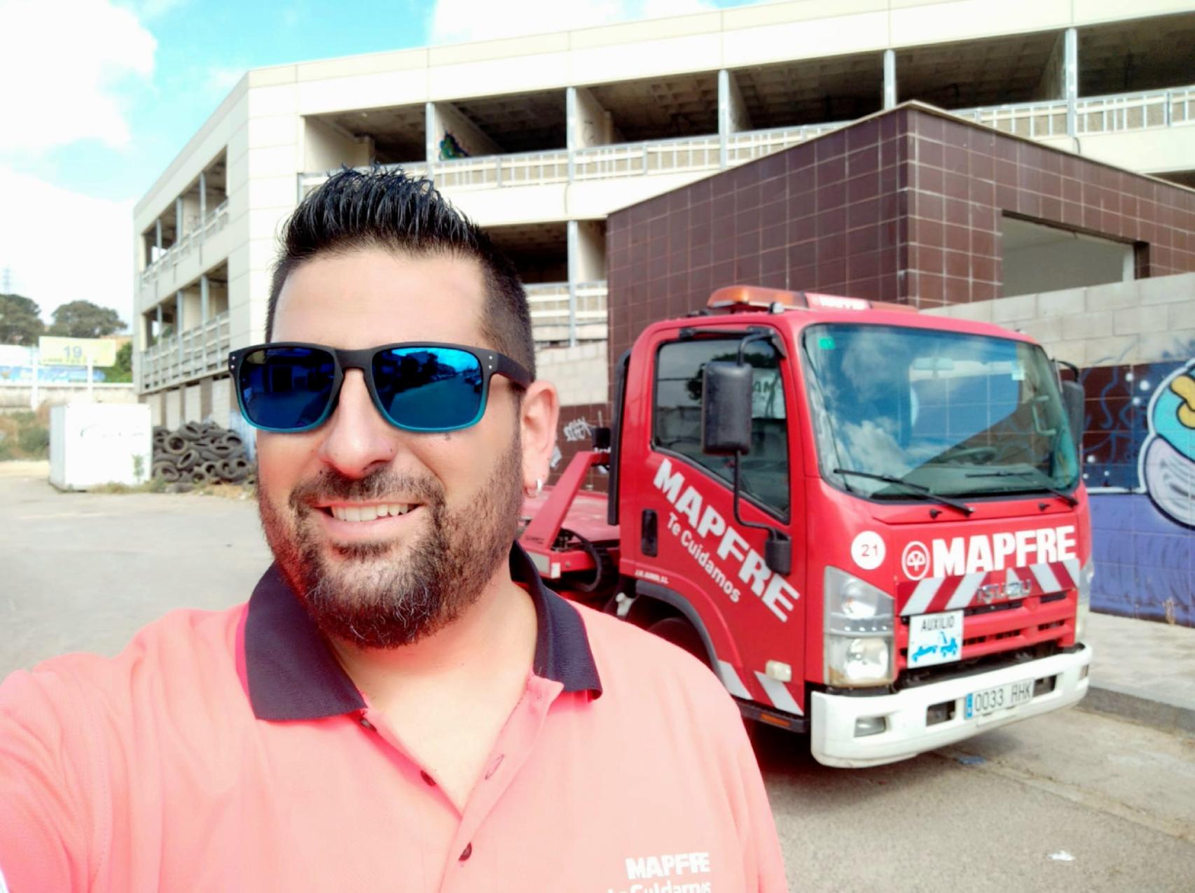 Carlos Bejarano Gallardo, con el camión grúa que conducía.