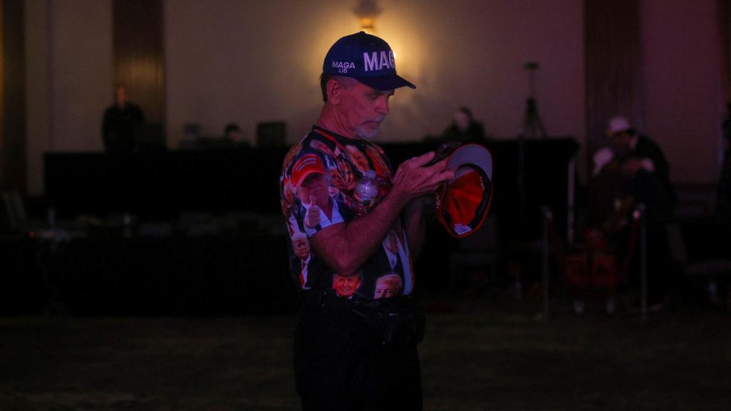 Un partidario espera los resultados en el mitin nocturno de las elecciones de mitad de período del Partido Republicano de Arizona de 2022 en Scottsdale, Arizona, EE. UU., 9 de noviembre de 2022.