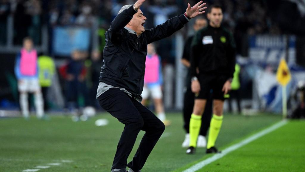 Mourinho se desgañita desde la banda.