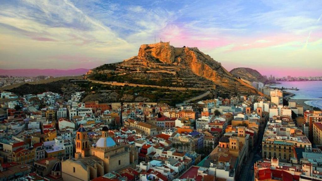Panorámica de Alicante con el Castillo de Santa Bárbara al fondo.