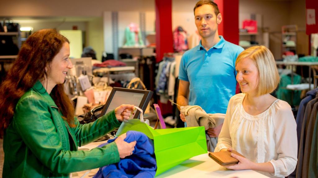 Imagen de archivo de clientes comprando.