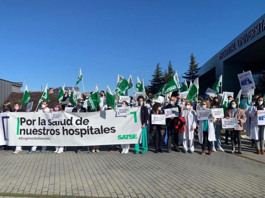Imagen de archivo de una manifestación de Satse León en la puerta del Hospital de la ciudad.