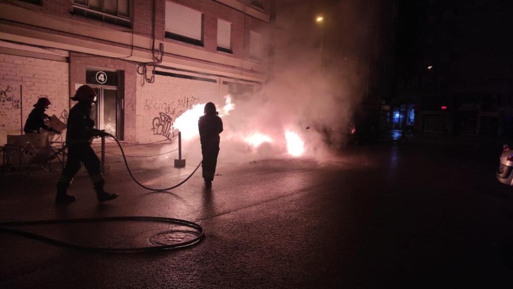 Bomberos de Ponferrada extinguiendo las llamas