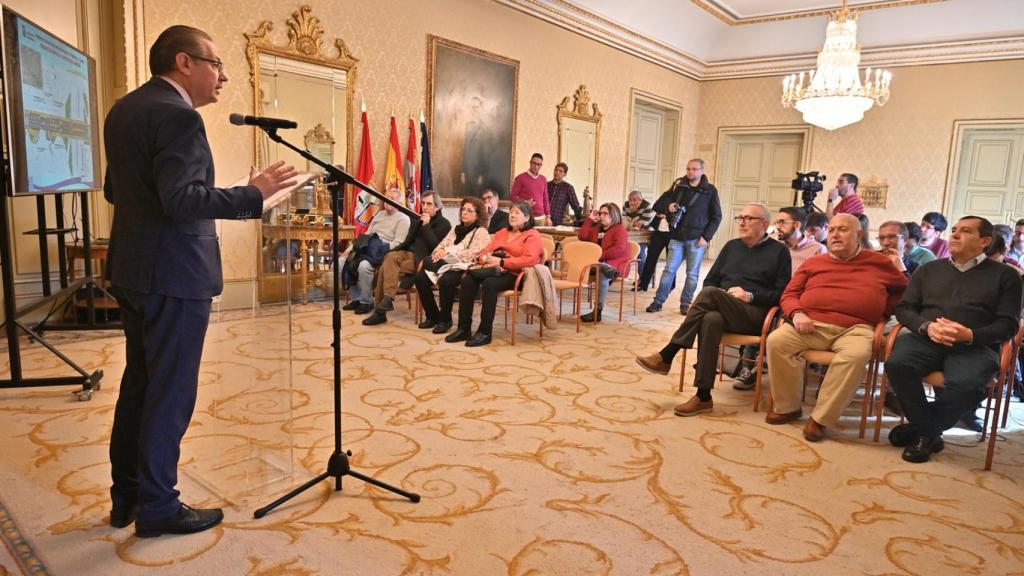 El concejal de Fomento, Fernando Carabias, presenta el proyecto a las asociaciones de barrio