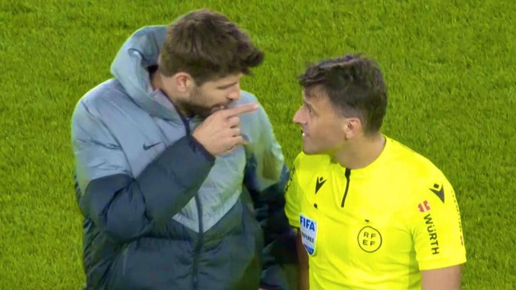 Gerard Piqué protesta ante Gil Manzano