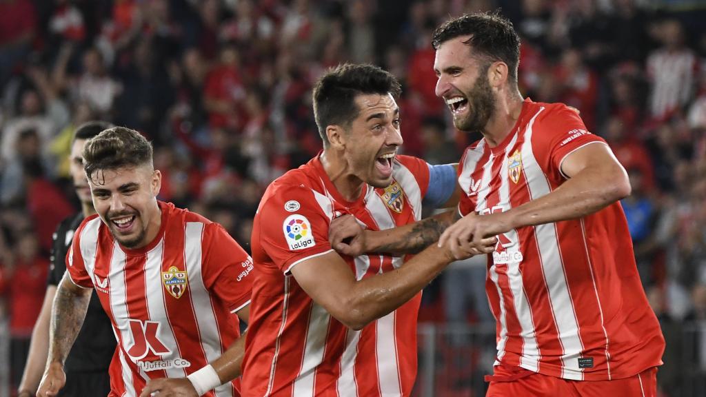 Los jugadores del Almería celebran el gol de Leo Baptistao.