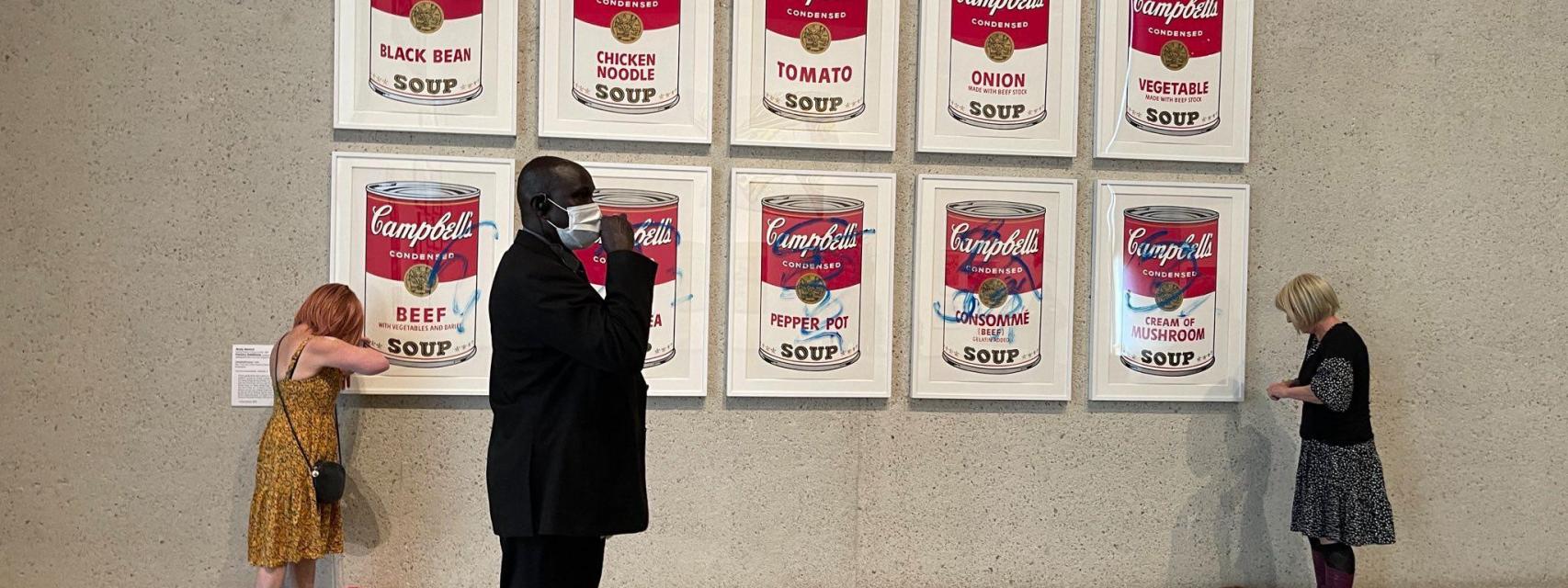 Andy Warhol, nueva víctima del ecovandalismo: pintan y se pegan a