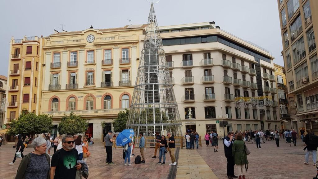 El árbol de Navidad ya preside la plaza de la Constitución.