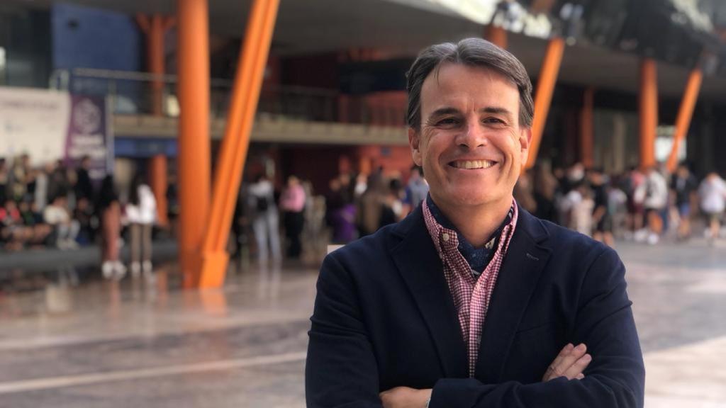 Pablo Antón posa tras la entrevista con EL ESPAÑOL de Málaga.