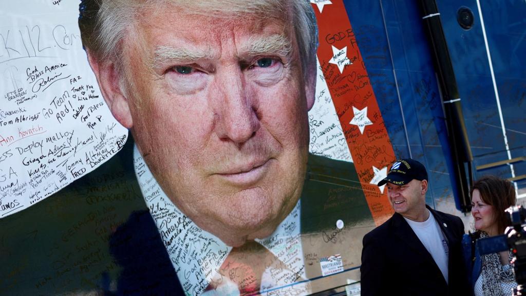 El candidato republicano de Pensilvania Doug Mastriano hace campaña en Newtown, Pensilvania.