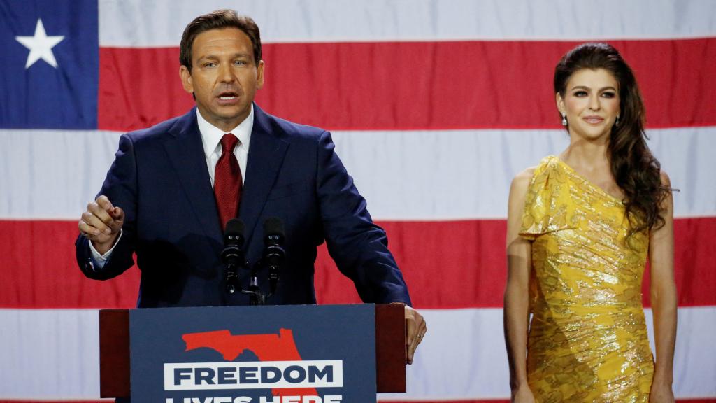 DeSantis junto a su mujer, tras su victoria en Florida.