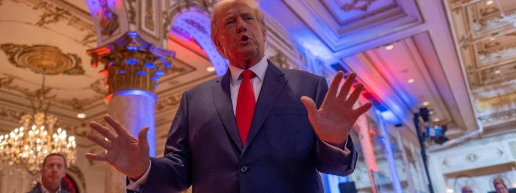 Donald Trump habla con la prensa en su residencia de Mar-a-Lago.