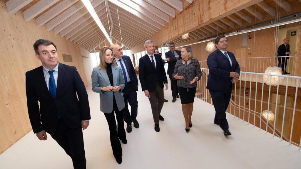 El presidente de la Xunta, Alfonso Rueda, acompañado d conselleiro de Cultura, Educación, Formación Profesional e Universidades, Román Rodríguez.