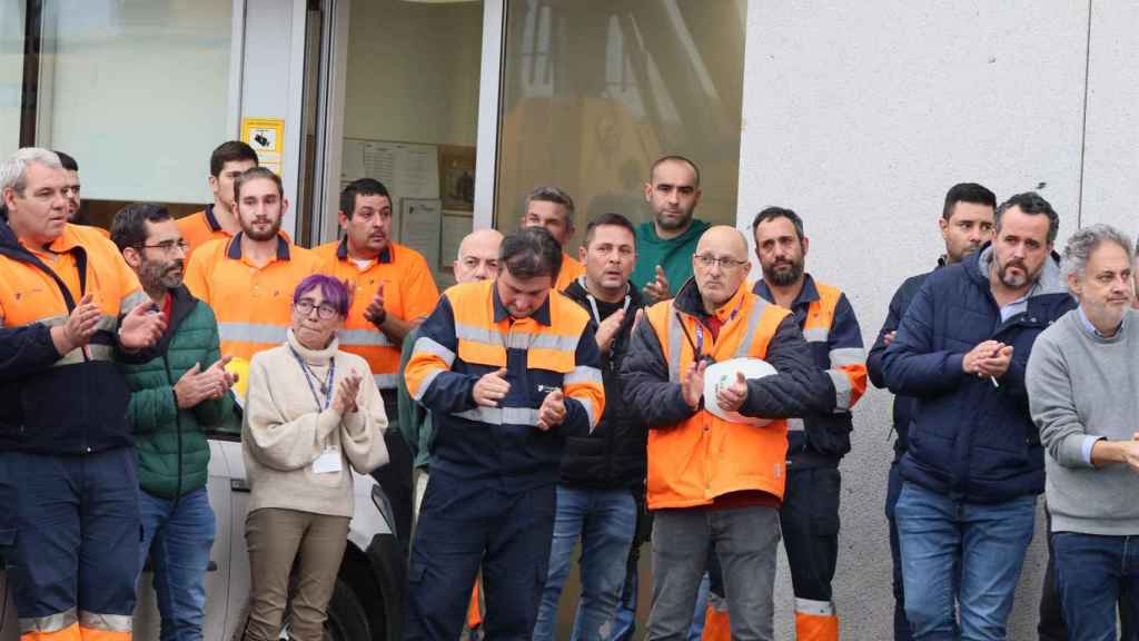 Los compañeros de Benito González Dopazo guardan dos minutos de silencio ante las instalaciones del Grupo Nogar en el puerto de Marín (Pontevedra).