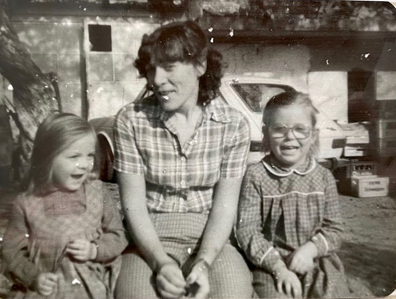 Foto familiar en la huerta de Casa Ces. Foto: Cedida