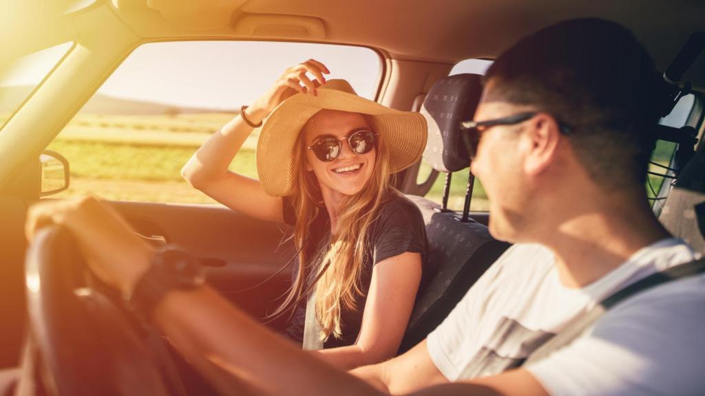 Un chico y una chica hablan durante un viaje.