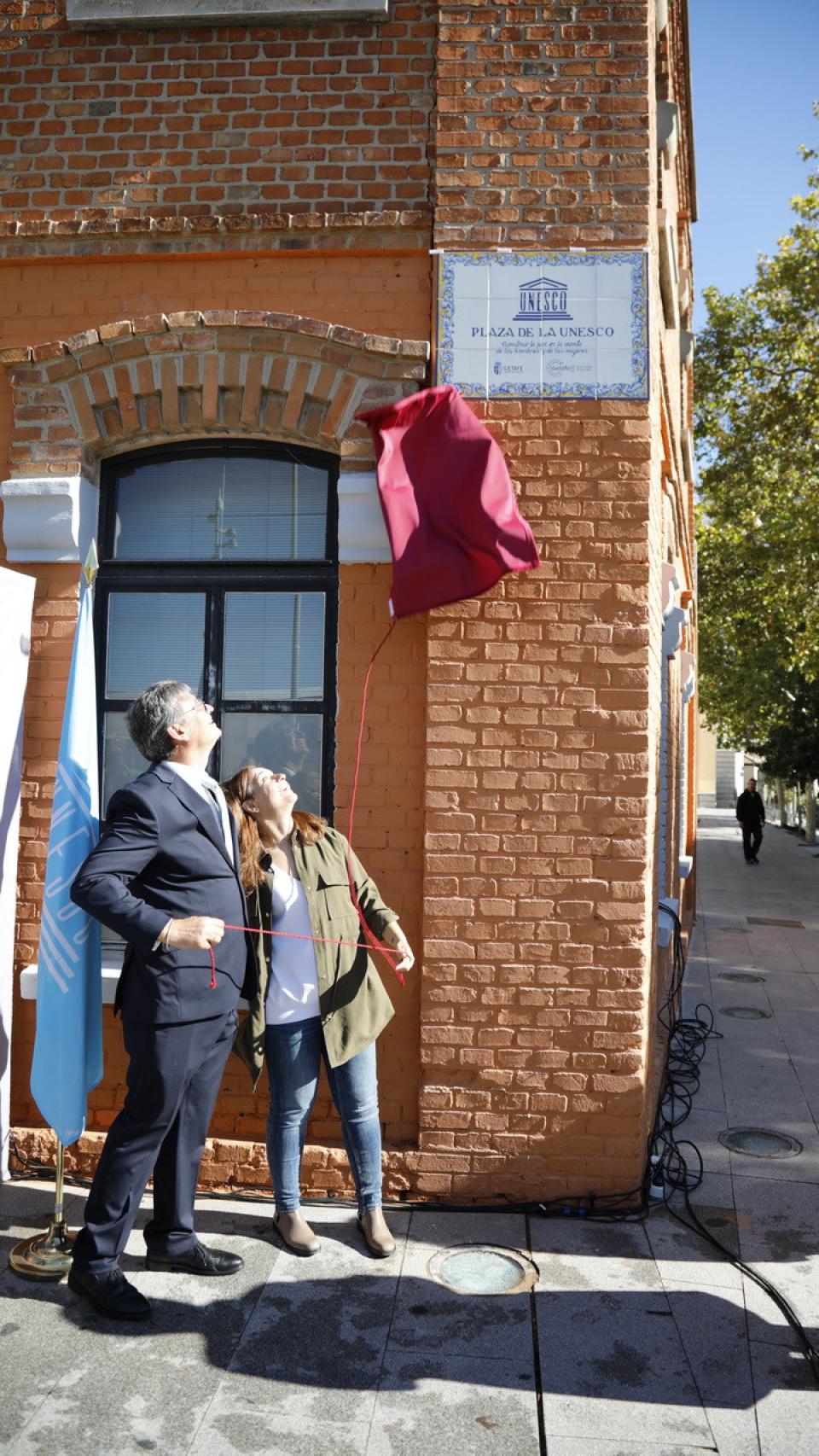 La alcaldesa de Getafe, Sara Hernández, y el presidente de UNESCO Getafe, José Manuel Castellanos, en la inauguración de la plaza este jueves.