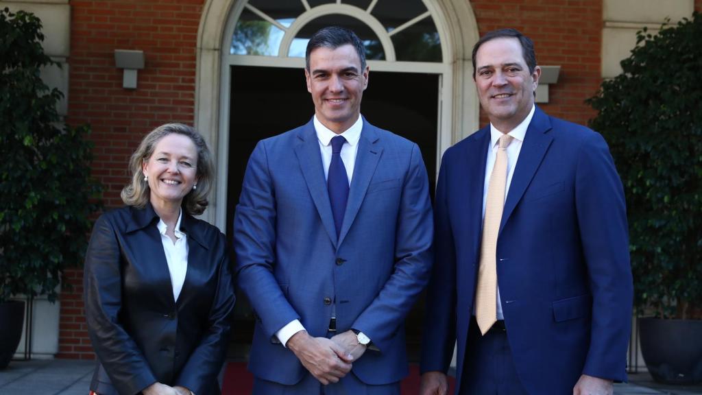 Nadia Calviño, Pedro Sánchez y Chuck Robbins en su reunión en Madrid el 9 de noviembre de 2022.