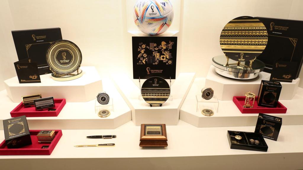 Muestra de los productos oficiales que ha fabricado Anframa para el Mundial de Catar.