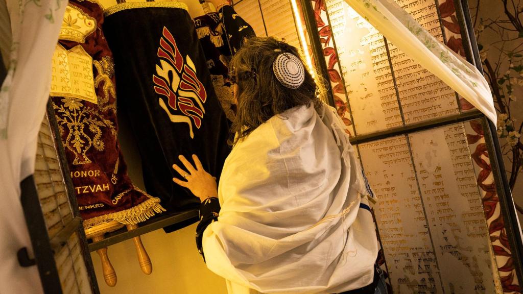 Irene abriendo el Aron Hakodesh (armario) para coger el Sefer Torah (texto sagrado que comprende los cinco libros de la Torá)