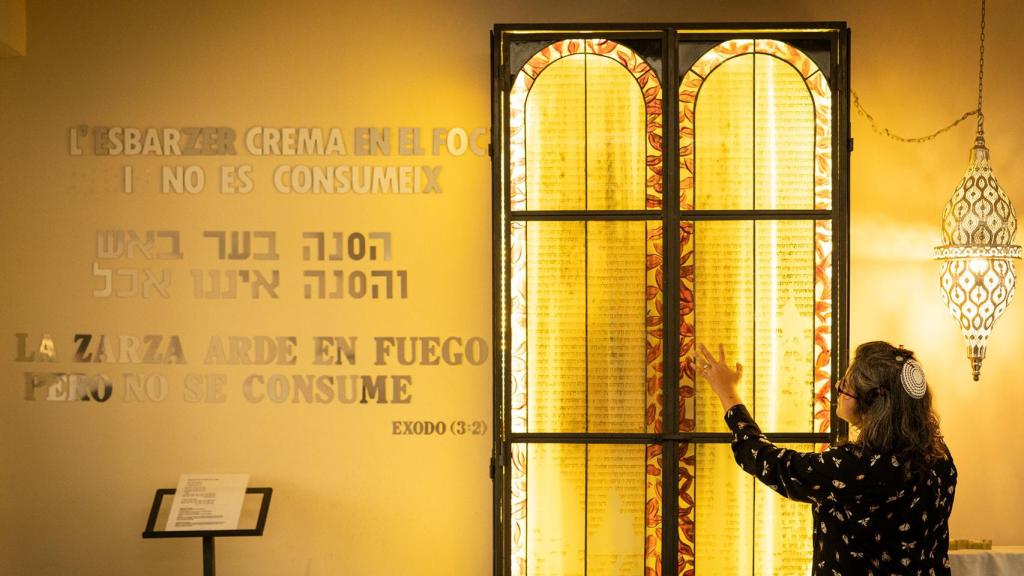 Irene mirando hacia el Aron Hakodesh (armario)