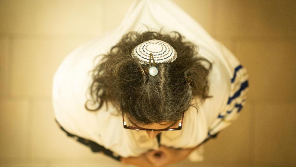 Imagen cenital en la que puede verse la kipá (cubrecabezas) de Irene.