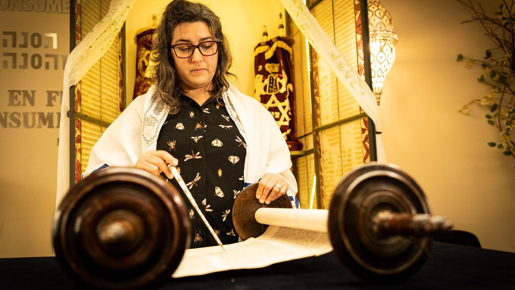 Irene leyendo el Sefer Torah