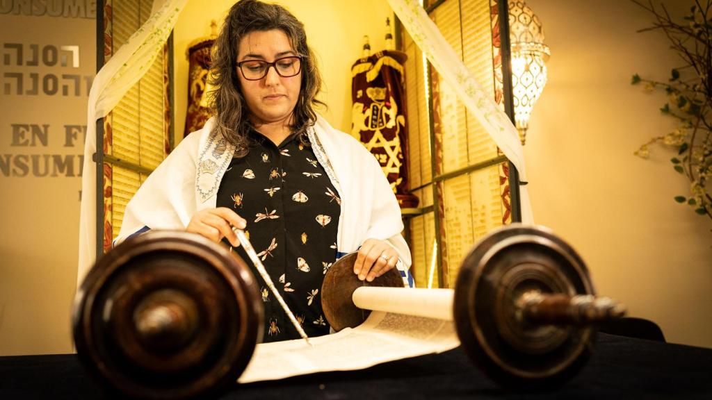 Irene leyendo el Sefer Torah