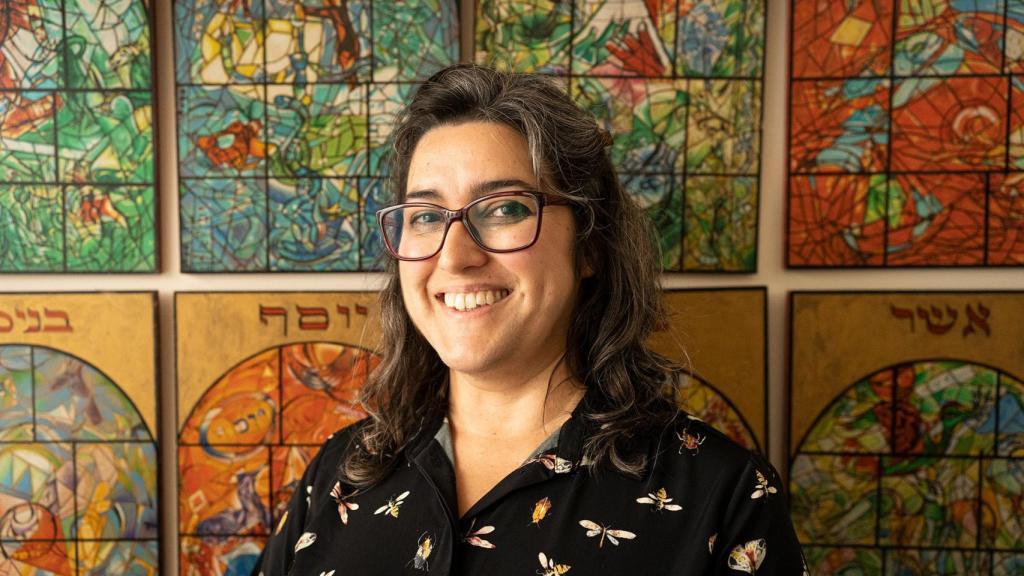 Irene Muzás delante de las 12 tribus de Israel.