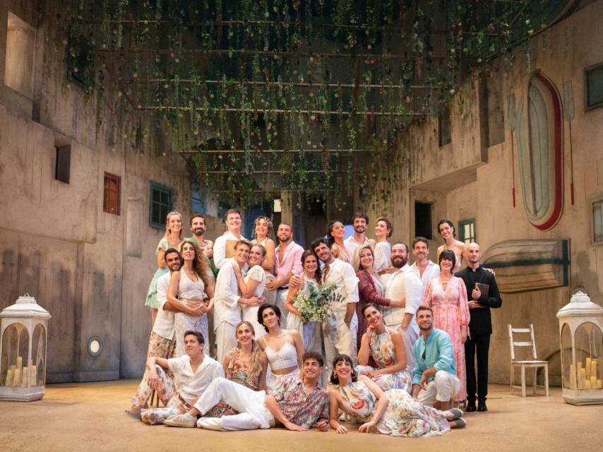El elenco al completo de 'Mamma mia!' al final de una de las escenas de la obra.