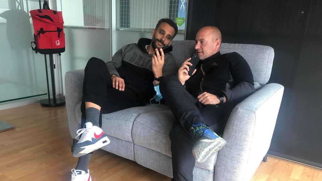 Javier Cánovas junto a Jesús, ambos sentados en un sofá.