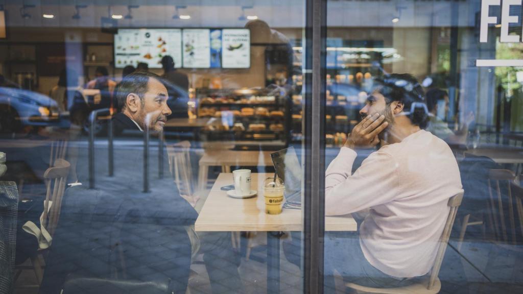 La entrevista, vista desde fuera de la cafetería.