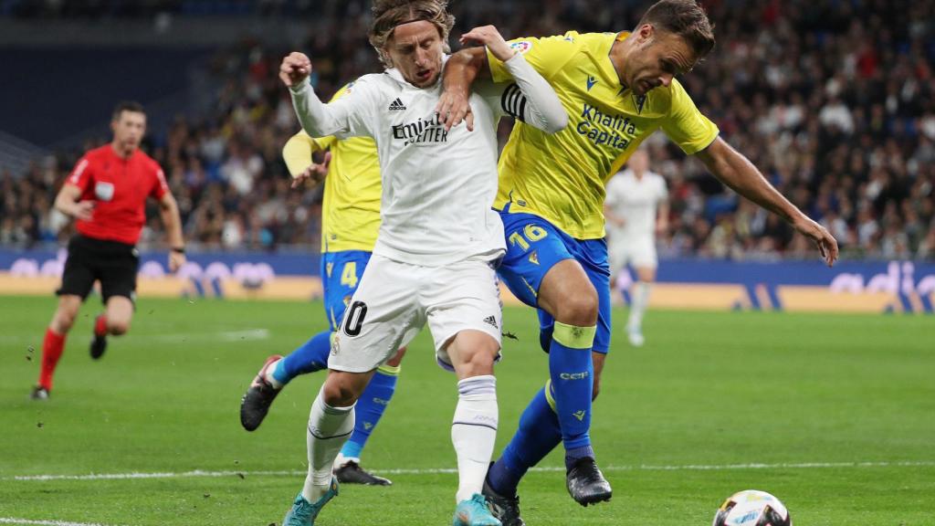 Modric pelea un balón rodeado de rivales.