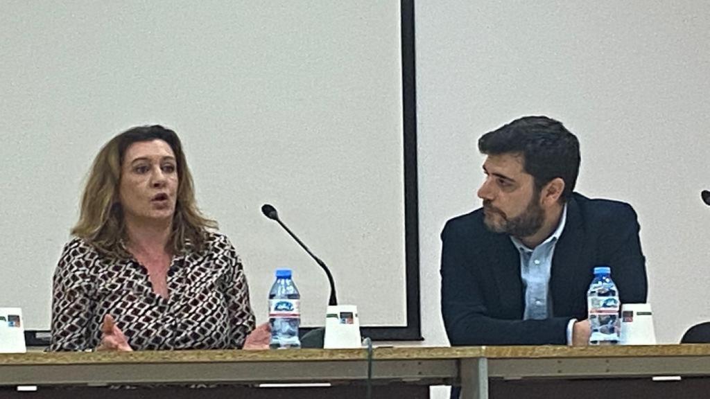 Un momento de la entrevista con Esperanza González en La Térmica.