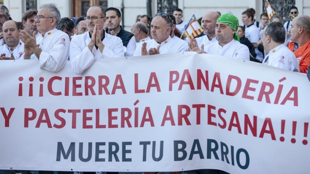 El Gremio de Panaderos y Pasteleros, en la concentración frente a la Delegación del Gobierno.