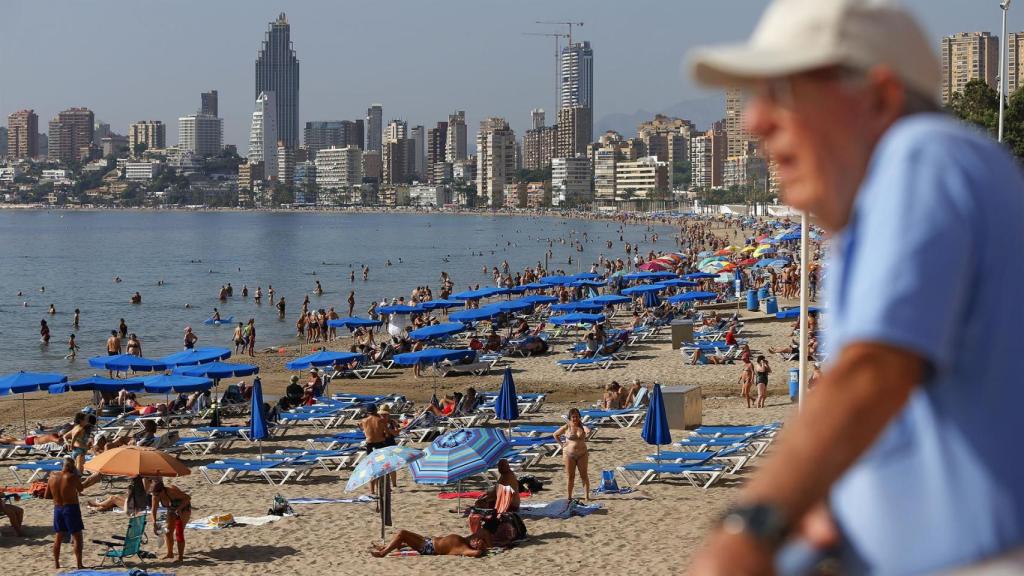 Turistas en la playa de Poniente de Benidorm el pasado día de Todos los Santos.